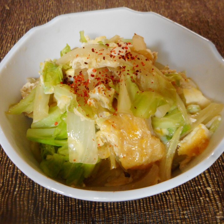 キャベツと油揚げの卵とじ丼